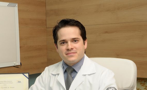 Dr. Hidelbrando Mota Filho sorrindo